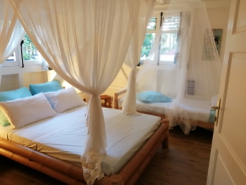 Chambre "Bambou" avec grand lit double plus lit simple d'appoint. Moustiquaires. Climatisation.
